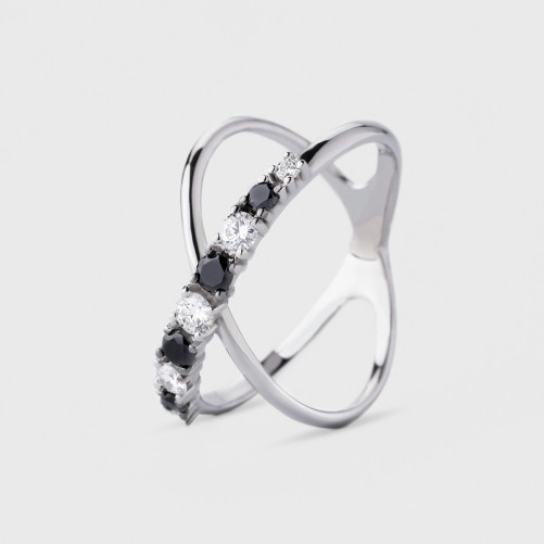 Anillo cruzado de oro con diamantes