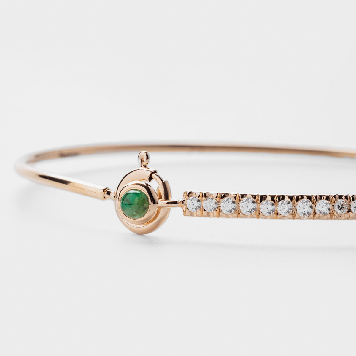 Pulsera rígida de oro, diamantes y esmeralda
