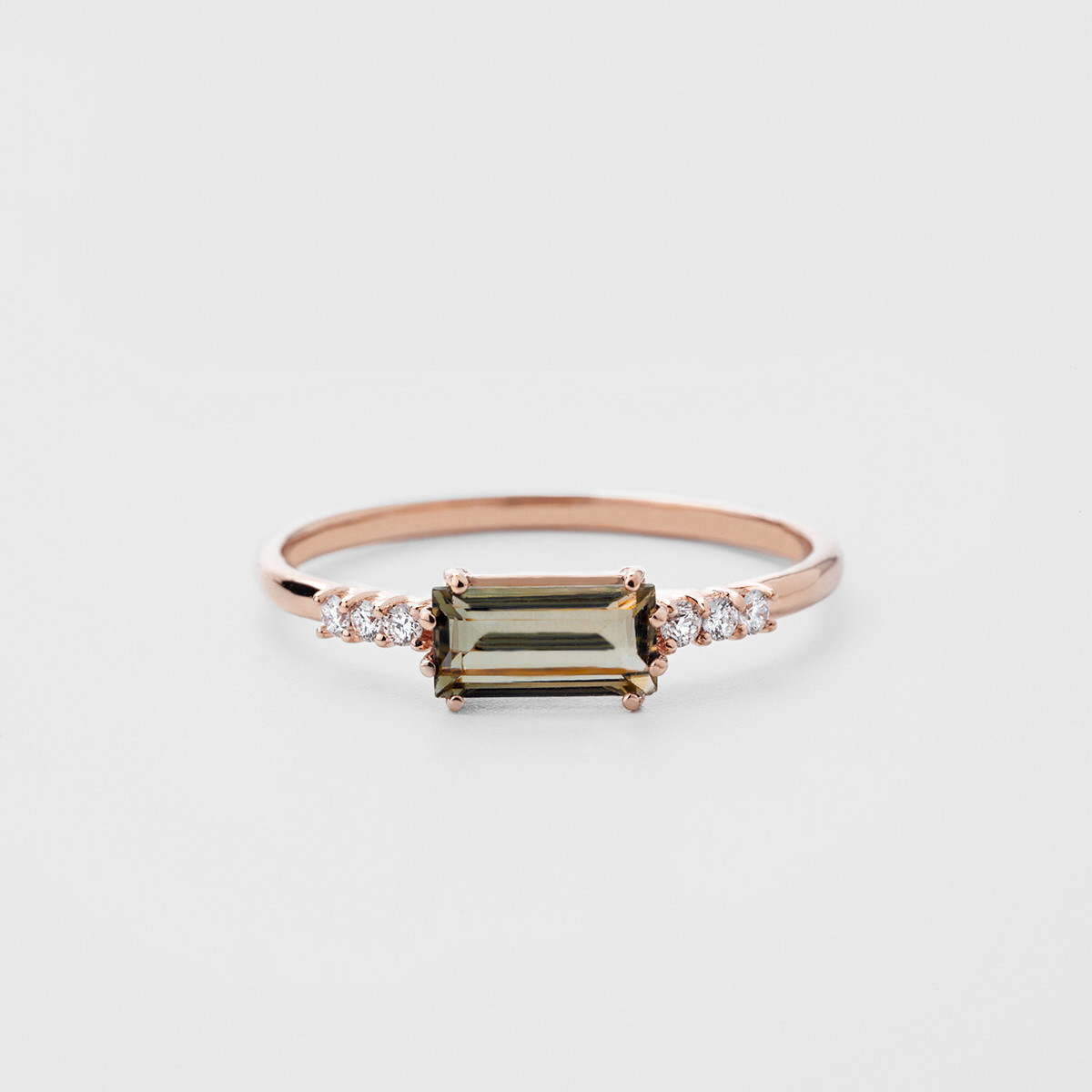 Anillo de oro 18k con diamantes y turmalina