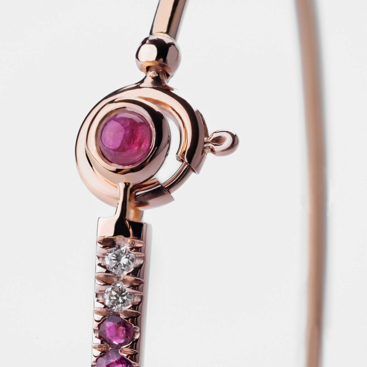 Pulsera rígida oro diamantes y rubí