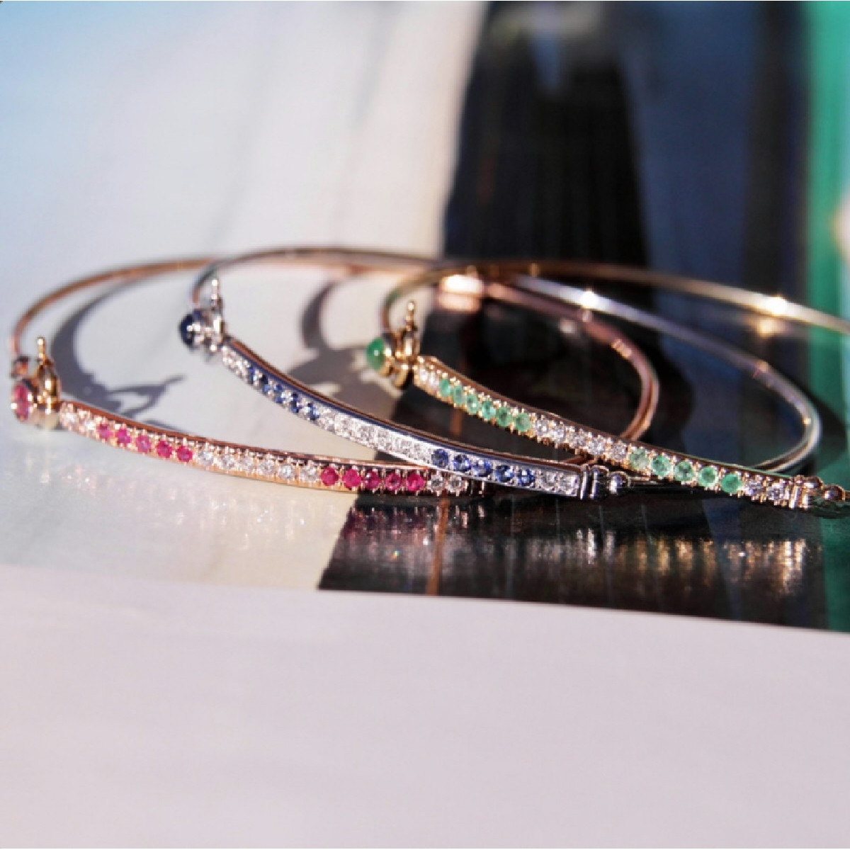 Pulsera rígida de oro, diamantes y zafiro azul